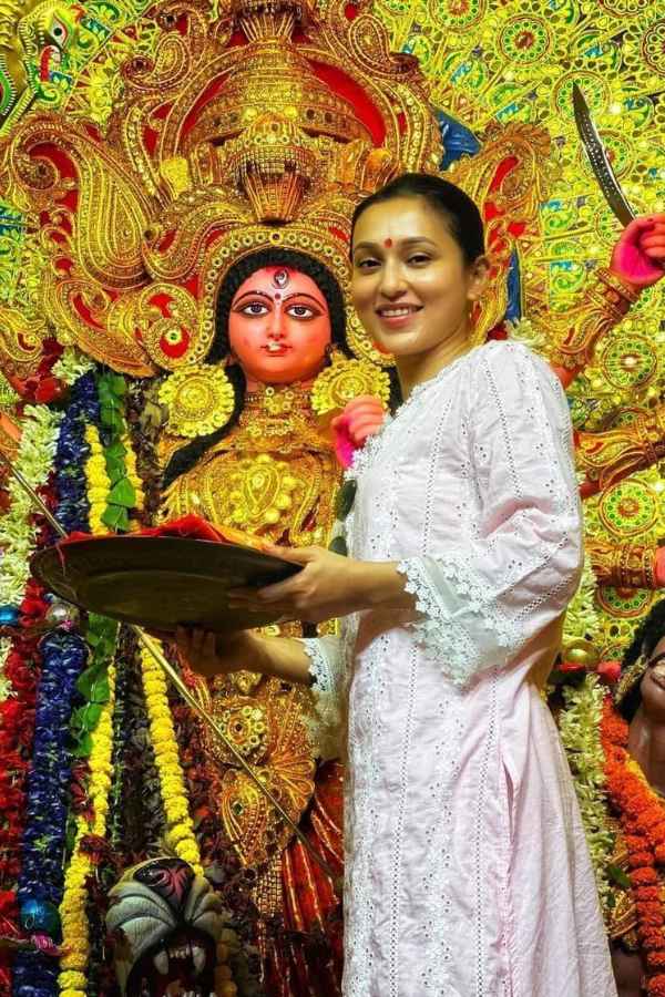 সাংসদ ও অভিনেত্রী মিমি চক্রবর্তী। পুজোকে ঘিরে তাঁর উন্মাদনার কথা জানেন না, এমন মানুষ খুব কম রয়েছেন। পুজোর সময় নিজের বাসভবনের পুজোয় নিজে হাতে তাঁকে কাজ করতে দেখা যায়, এমনকি তিনি অংশ নেন ধুনুচি নাচ থেকে শুরু করে গল্প, আড্ডা সবেতেই। উজ্জ্বল রঙের সাজে সারা পুজো কাটানো সেই মিমি ছিলেন একেবারে সাদামাঠা কুর্তিতে। মুখে প্রসাধন নেই বললেই চলে, ঠোঁটের হাসির রেখা ছাপিয়ে নজরে এসেছে তাঁর 'দশমী'র দিনের বিষাদের ছায়া। 