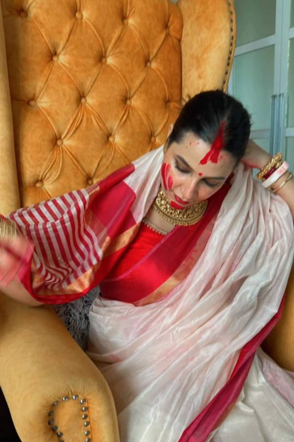  শুভশ্রী গঙ্গোপাধ্যায়ের বিজয়া দশমীর সাজের ছবি মন কেড়ে নিয়েছে বহু অনুরাগীর। দ্বিতীয়বারের জন্য সন্তাণসম্ভবা হওয়ায় এমনিতেই তিনি সমাজমাধ্যমে চর্চার কেন্দ্রে তিনি।এই দিন তাঁর সাজ ছিল লাল-সাদা গরদে। ঘন কাজলের সাজের সঙ্গে নিজের হাতে, কানে ও গলায় ভারী সোনার গয়নার সাজকে তিনি সমাজ মাধ্যমে ভাগ করে নিয়েছেন সকলের সঙ্গে। 