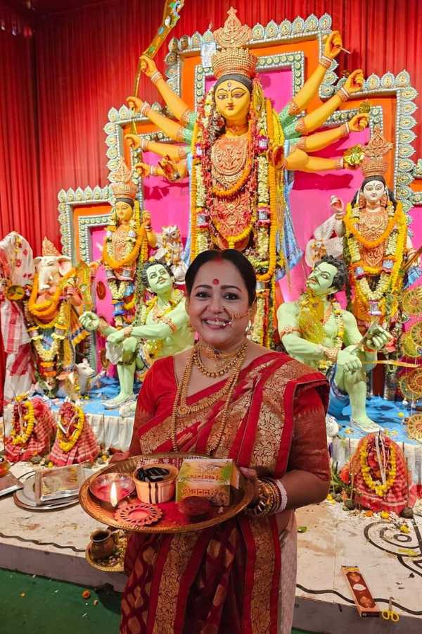 বাংলার রুপোলি পর্দার পরিচিত প্রিয় নাম, অপরাজিতা আঢ্য। তিনি গয়নার বিশেষ সমঝদার, সাজপোশাকের প্রতিও তাঁর বিশেষ টান। তিনি লাল-সাদায় সেজে উঠেছিলেন। সঙ্গে ছিল গা ভরা নানা নকশার সোনার গয়না। খোঁপা বাঁধা চুলে ছিল জুইয়ের মালা। যেন নিজেই লক্ষ্মী প্রতিমা! 