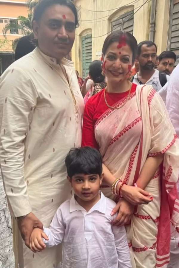 কলকাতার মল্লিক বাড়ির বিখ্যাত পুজোর কথা কেই বা না জানে। অভিনেত্রী কোয়েল মল্লিকের এই বছরের সাজেও ছিল লাল-সাদা সাবেকি ছোঁয়া। উঁচু গলা বোট নেক কেতার টকটকে লাল ব্লাউজ ও লাল পাড় সাদা শাড়িতে তাঁর সাজ যেমন নজরকাড়া তেমনই স্নিগ্ধ। 