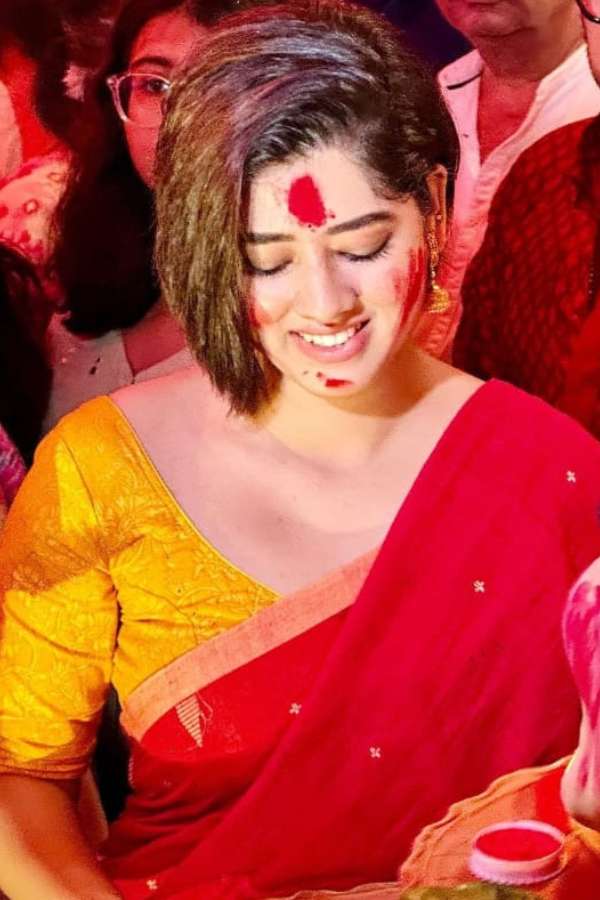 রানী রাসমণির চরিত্রে অভিনয় করার পর থেকেই বাংলার ঘরে ঘরে সবাই তাঁকে একডাকে চেনে। আরও ছকভাঙা। অভিনয়ে দেখা গিয়েছে তাঁকে। কাঁচা হলুদ রঙের ব্লাউজের সঙ্গে টকটকে লাল শাড়ি, দিতিপ্রিয়া রায়ও সামিল ছিলেন বিজয়ার সাজে।