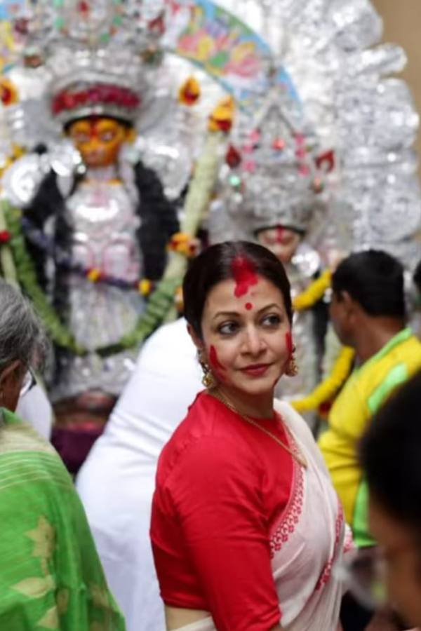 গতকাল ছিল দশমী। বাঙালিদের সেরা উৎসবের শেষ লগ্নের জানান হয়ে গিয়েছে ততক্ষণে। তবে তাতে কী? তারকাদের সাজপোশাকে ছিল ঠিক একই রকমের চমক।