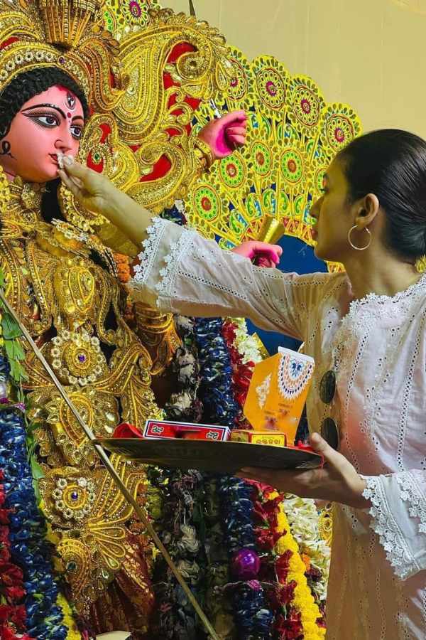 সমাজ মাধ্যমের পাতায় সেই সব ছবি ও মুহূর্ত ভাগ করে নিতেও ভোলেননি তাঁরা। এই প্রতিবেদনে দেখে নিন টলিপাড়ার নানা তারকাদের বিজয়ার সাজ। 