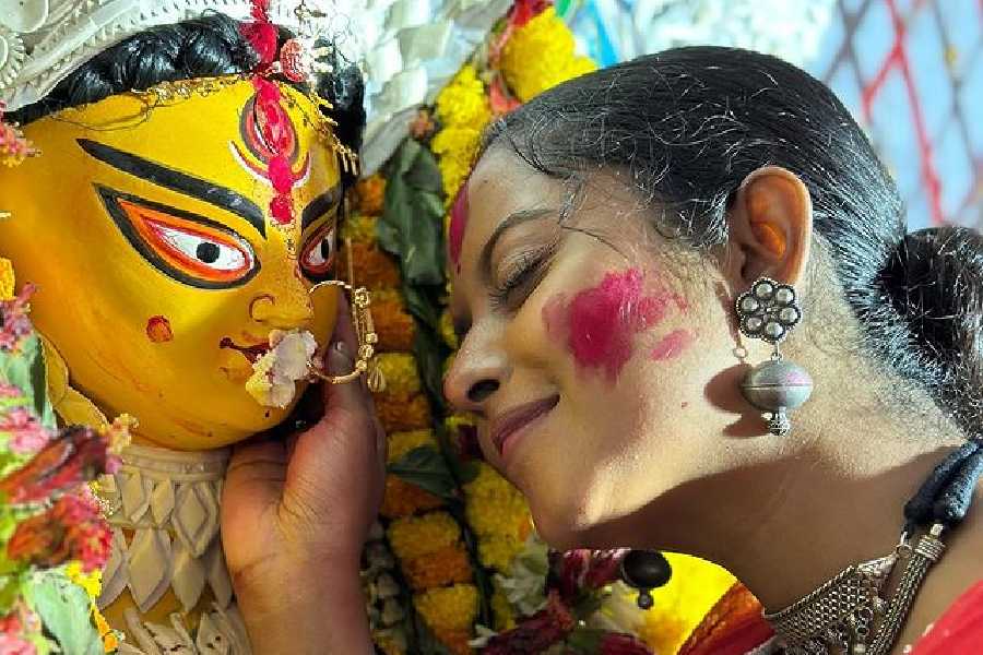 Zee Bangla’s Ranga Bou serial actress Shruti Das felt emotional as she celebrates Durga Puja for the first time after marriage