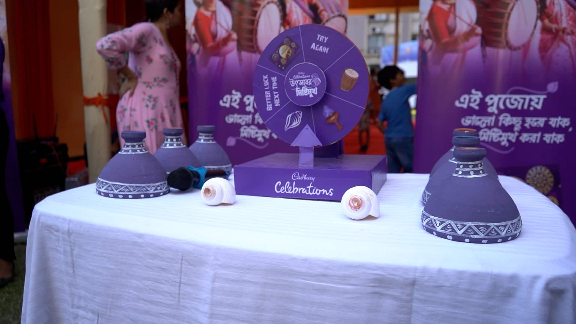 মা দুর্গা পাড়ি দিয়েছেন কৈলাশে। ফিকে হচ্ছে উৎসবের মরসুমে। কিন্ত তবুও যেন সেই রেশ কাটতেই চায় না। পুজোর সেই উদযাপনকে খানিকটা বাড়িয়ে দিয়েছিল ধুনুচি নাচ। সঙ্গী ক্যাডবেরি সেলিব্রেশনস্।