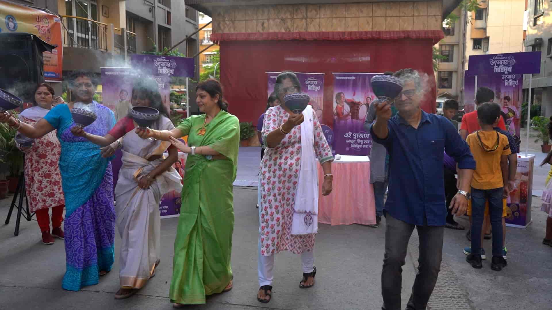 দুর্গাপুজোর সঙ্গে ধুনুচি নাচ আপামর বাঙালির মধ্যে এক আলাদা আবেগ বয়ে আনে। বঙ্গের ঐতিহ্য সঙ্গে প্রতিমার সামনে ধুনুচি নাচ যেন অঙ্গাঙ্গীভাবে জড়িত। বয়স, লিঙ্গ, পদমর্যাদা নির্বিশেষে বাঙালি মেতে ওঠে এই ধুনুচি নাচে।