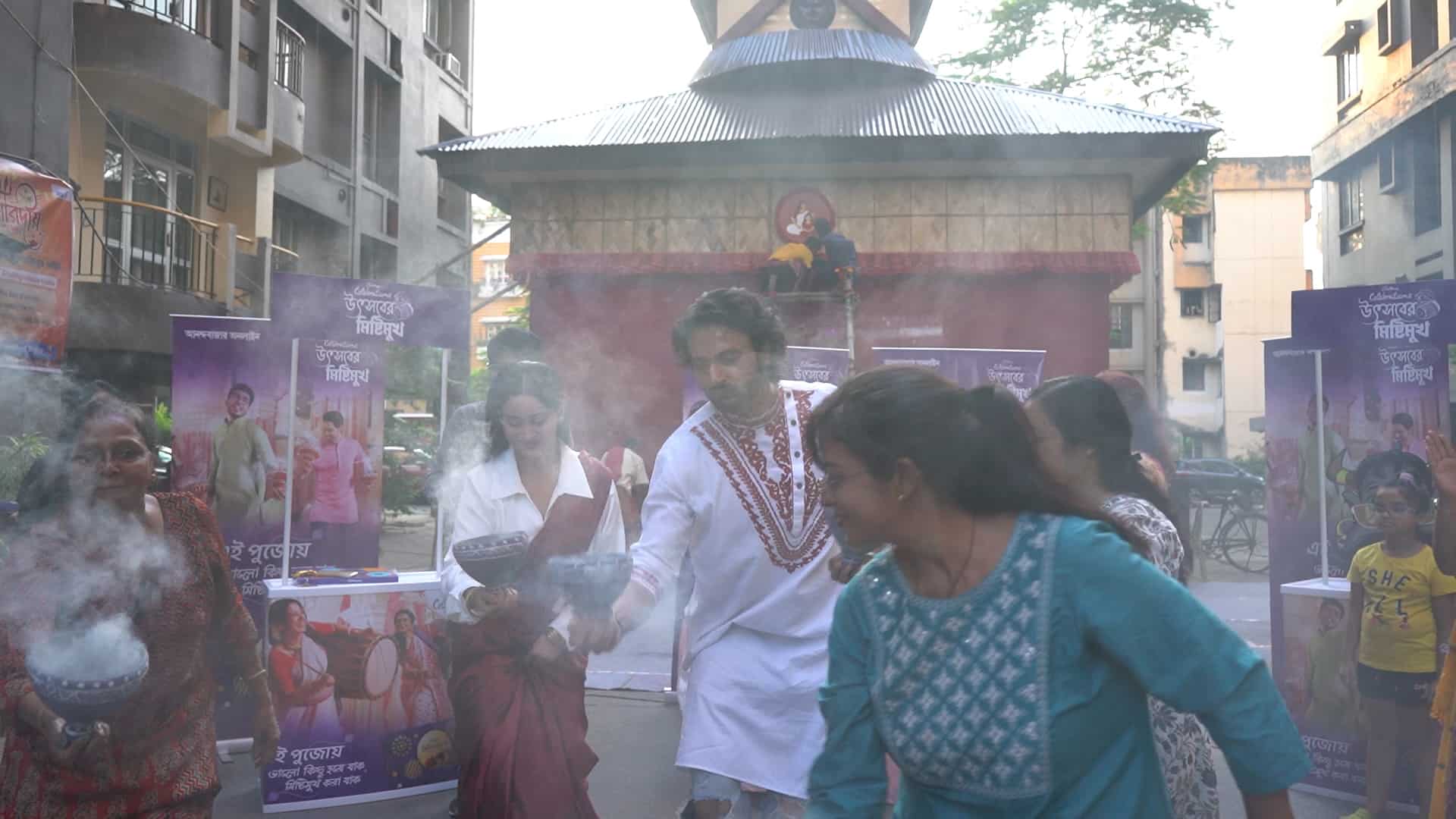 সেই ঐতিহ্যকেই নতুনভাবে ফুটিয়ে তুলতে নতুন উদ্যোগ নিয়েছিল ক্যাডবেরি সেলিব্রেশনস। সঙ্গী ছিল আনন্দবাজার অনলাইন।