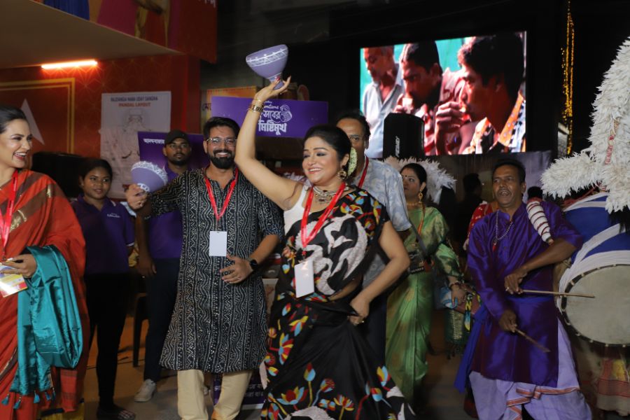 পুজোর মরসুমকে আরও আনন্দময় করতে কলকাতার বিভিন্ন আবাসন এবং পাড়া মণ্ডপে তৈরি করা হয়েছিল সেলিব্রেশন জোন।