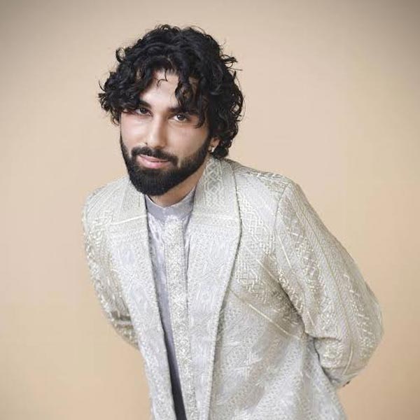 ওরহান অবত্রমানি ওরফে ওরি দিন দিন যেন বিনোদনজগতের মধ্যমণি হয়ে উঠছেন। অভিনয়ের সঙ্গে যুক্ত না থেকেও তারকা-কন্যাদের সঙ্গে অহরহ নাম জড়িয়ে পড়েছে তাঁর। সম্প্রতি একটি পার্টিতে ওরির দেখা মিলল নতুন বান্ধবীদের সঙ্গে।