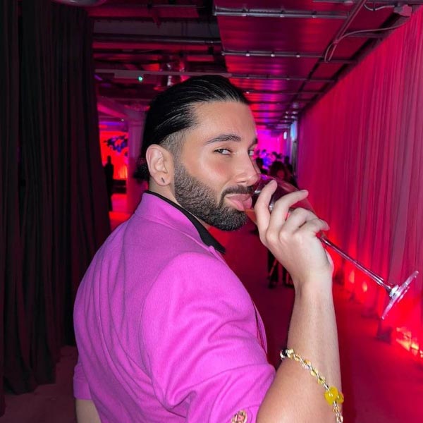 শনিবার সন্ধ্যায় সমাজমাধ্যমে ওরির বেশ কয়েকটি ছবি ছড়িয়ে পড়ে। বলিপাড়া সূত্রে খবর, নবরাত্রি উদ্‌যাপন উপলক্ষে এক অনুষ্ঠানের আয়োজন করা হয়েছিল। সে অনুষ্ঠানে নেমেছিল তারকা-কন্যাদের ঢল। ছবিতে সকল তারকা-কন্যার পাশে দেখা গেল ওরিকে।