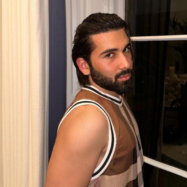 ওরির পরনে ছিল বাদামি রঙের শার্ট। তার সঙ্গে পরেছিলেন বেইজ ডেনিম রঙের প্যান্ট। তারকা-কন্যাদের অধিকাংশই তাঁদের পোশাকের রং হিসাবে কালো বেছে নিয়েছিলেন।