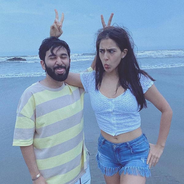 পার্টিতে ওরির সঙ্গে দেখা গেল বলি অভিনেতা সইফ আলি খানের কন্যা সারা আলি খানকে। ওরির গলা জড়িয়ে ছবি তুলতে দেখা গিয়েছে তাঁকে।