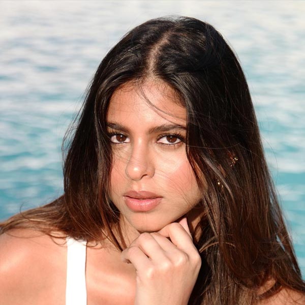 সুহানার সঙ্গে ওরির ছবি দেখে নেটব্যবহারকারীদের মধ্যে হইচই পড়ে যায়। কেউ কেউ বলেন, ‘‘অভিনেত্রীদের জড়িয়ে ধরে ছবি তুলেছেন ওরি। ছবি তোলার সময় একমাত্র সুহানার সঙ্গে সামান্য হলেও দূরত্ব বজায় রেখেছেন তিনি।’’