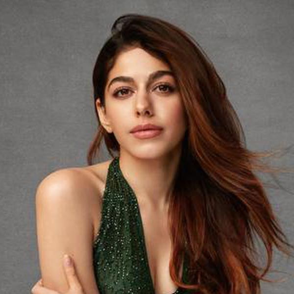 ২০২০ সালে ‘জওয়ানি জানেমন’ ছবির মাধ্যমে বলিপাড়ায় আত্মপ্রকাশ করেন আলয়া এফ। সইফের সঙ্গে এই ছবিতে অভিনয়ের সুযোগ পান তিনি। তার পর ‘ফ্রেডি’, ‘ইউ-টার্ন’, ‘অলমোস্ট প্যার উইথ ডিজে মহব্বত’ ছবিতে অভিনয় করতে দেখা যায় আলয়াকে।