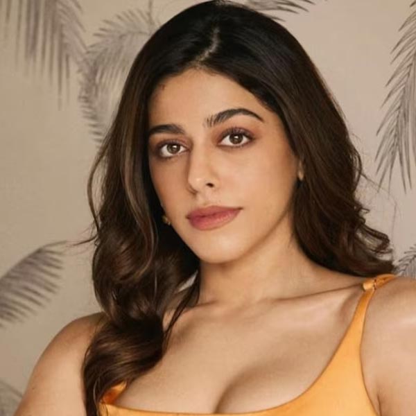 ২০২৪ সালে আলি আব্বাস জাফরের পরিচালনায় মুক্তি পাওয়ার কথা ‘বড়ে মিঞা ছোটে মিঞা’ ছবিটির। এই ছবিতে অক্ষয় কুমার, টাইগার শ্রফ এবং মানুষী চিল্লরের পাশাপাশি অভিনয় করার কথা রয়েছে আলয়ার। পার্টিতে এই বলি নায়িকার সঙ্গেও হাসিখুশি মেজাজে দেখা গেল ওরিকে।