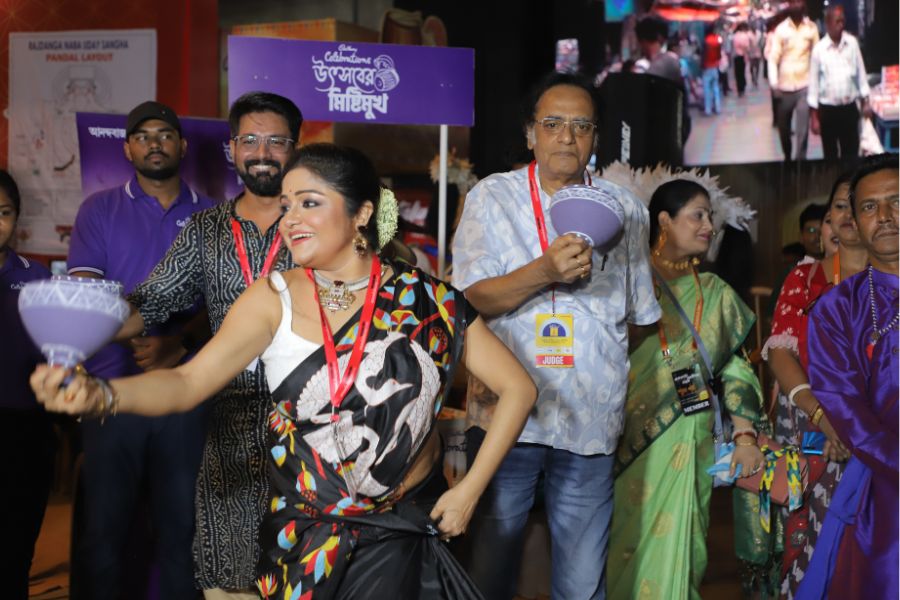 মণ্ডপে আগত দর্শনার্থী থেকে তারকা, সেখানে এসে ধুনুচি নাচে পা মিলিয়েছেন। পা মিলিয়েছেন আবাসিক থেকে কমিটির সঙ্গে যুক্ত থাকা মানুষরাও।