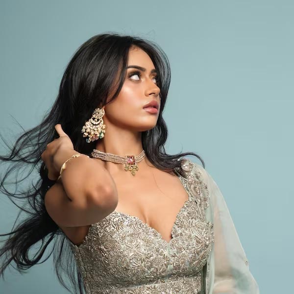 বলিপাড়ায় কানাঘুষো শোনা যায়, নায়সার ছোটবেলার বন্ধু ওরি। তাই তাঁর সঙ্গে ভাল সম্পর্ক রয়েছে। কিন্তু নবরাত্রির পার্টিতে দেখা গেল না নায়সাকে।