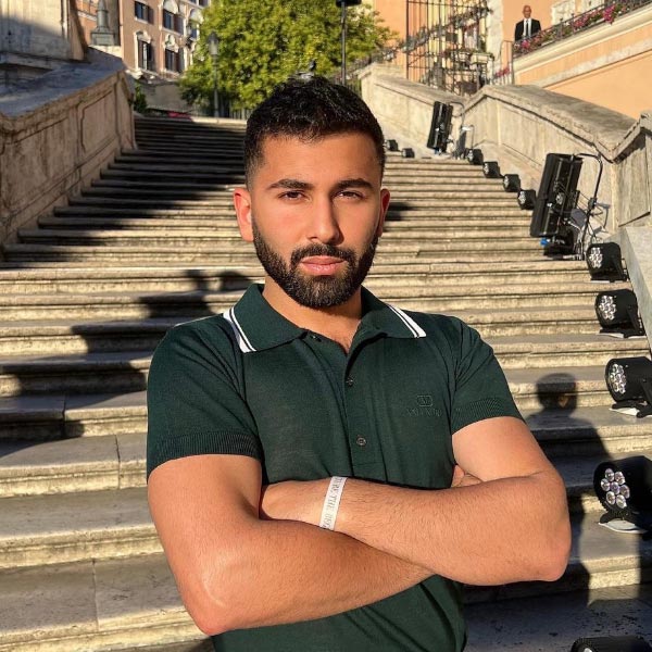 সমাজসেবার পাশাপাশি অ্যানিমেশন নিয়েও বিশেষ প্রশিক্ষণ নেন ওরি। শোনা যায়, রিল্যায়ান্স সংস্থায় বিশেষ পদে কর্মরত রয়েছেন তিনি। মুকেশ অম্বানীর কন্যা ইশা অম্বানীর সঙ্গেও পরিচয় রয়েছে ওরির।