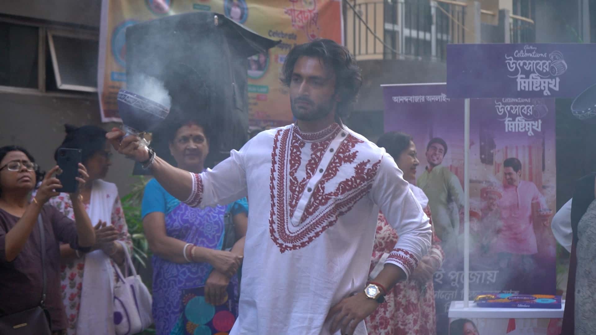 উৎসবের এই আনন্দঘন মুহূর্তকে আরও সুন্দর করতে ঢাকের তালে, ধুনুচি নাচে কোমর দোলালেন তারকারা। সঙ্গে চলল ক্যাডবেরি সেলিব্রেশনস্-এর সঙ্গে পুজোর মিষ্টিমুখও।