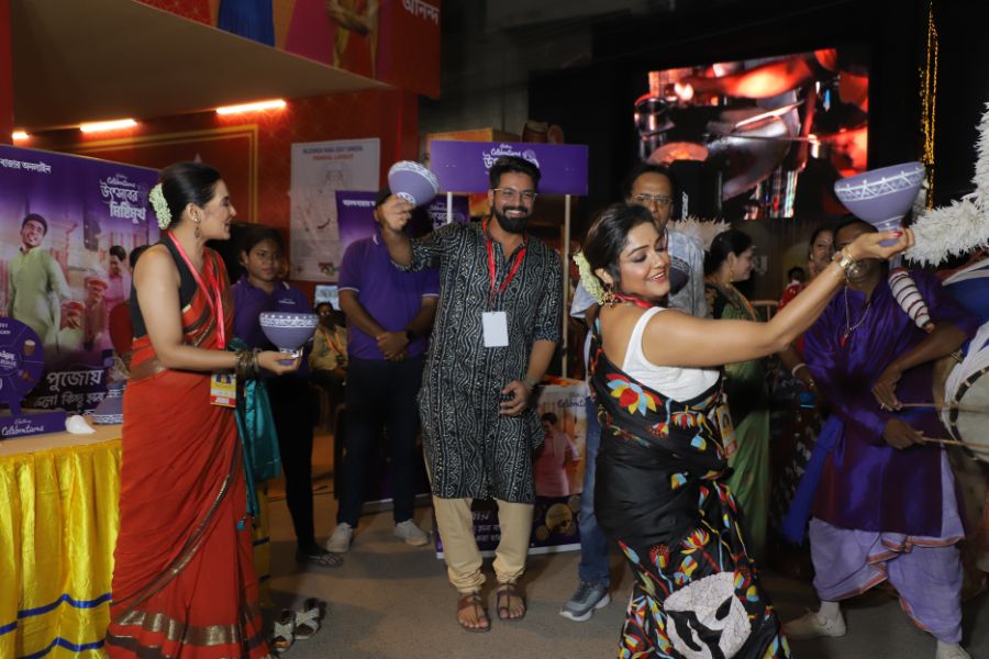 আবাসন এবং পাড়ার পুজো মিলিয়ে কলকাতা আটটি জায়গায় তৈরি করা হয়েছে ক্যাডবেরি সেলিব্রেশনস জ়োন। সেখানেই আয়োজন করা হয়েছে ধুনুচি নাচের। 