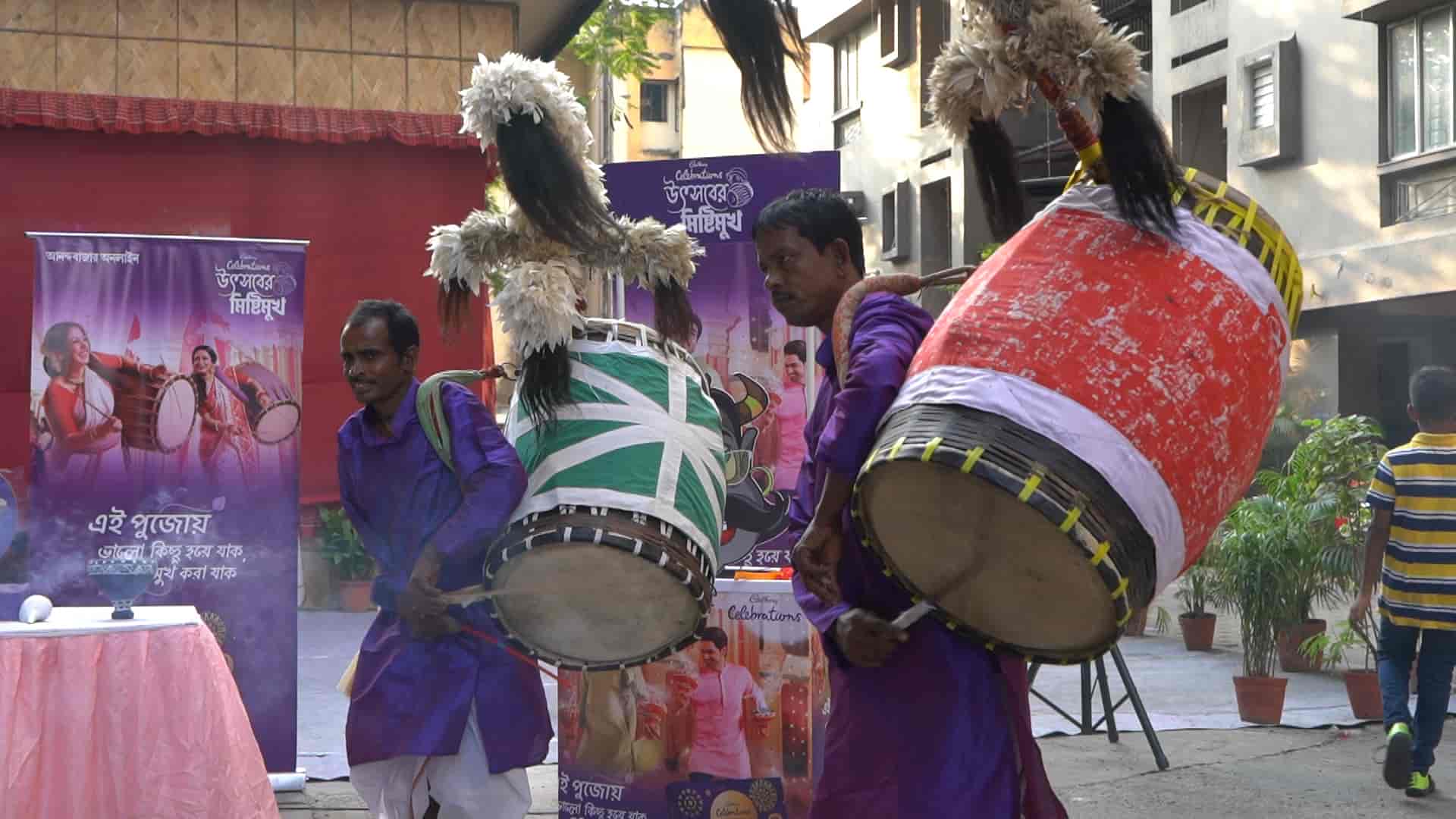 ধুনুচি নাচের পাশাপাশি, আরও বেশ কয়েকটি মজাদার খেলারও আয়োজন করা হয়েছিল এই সমস্ত জায়গায়। তারকাদের পাশাপাশি মণ্ডপে আগত দর্শনার্থীরাও সেই খেলাগুলিতে অংশ নিয়েছিলেন। 