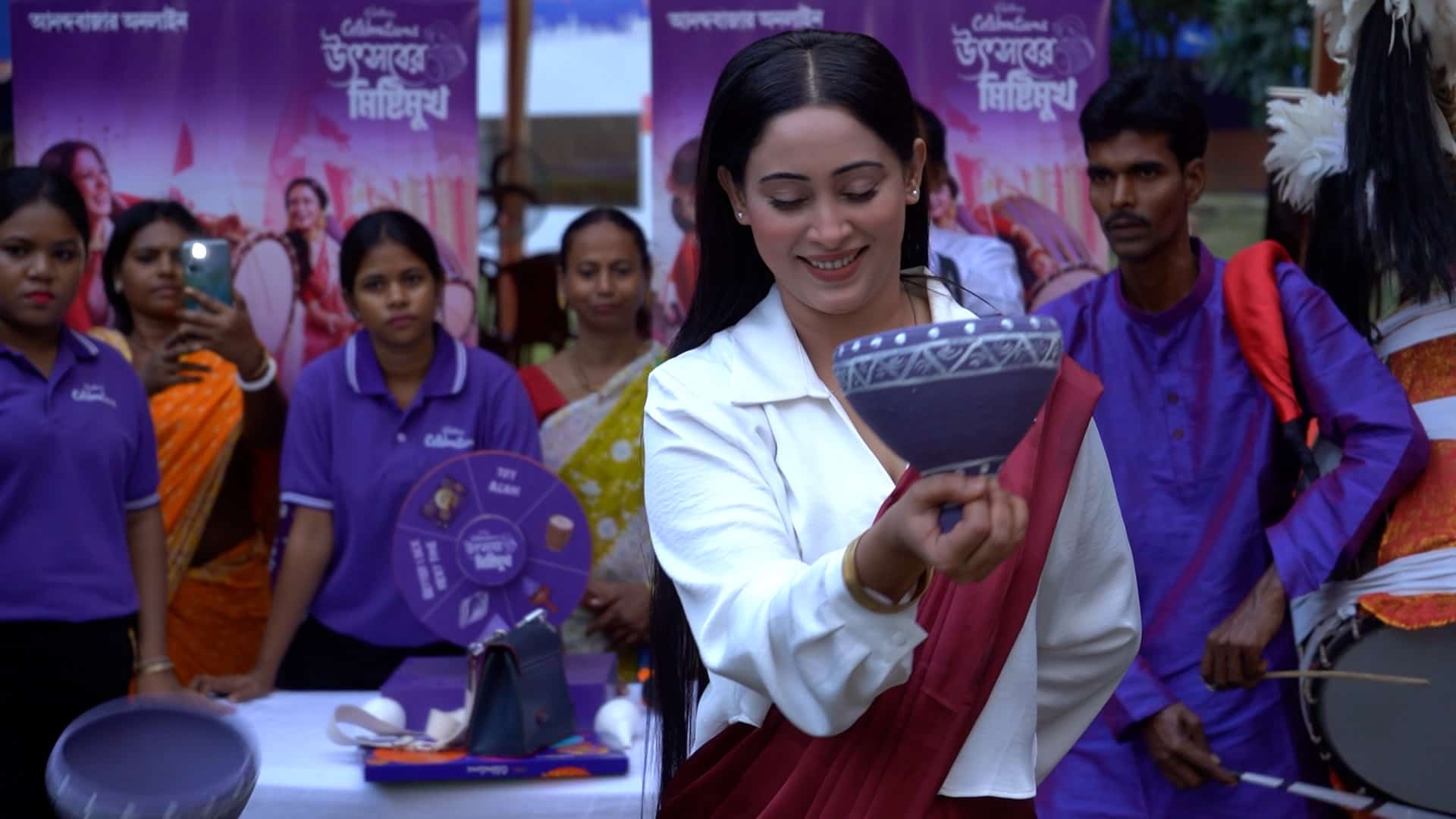 পুজোর সন্ধ্যের ভিড়ের মধ্যেও দর্শনার্থীরা পৌঁছে গিয়েছিলেন ক্যাডবেরি সেলিব্রেশনস জ়োনে। মেতে উঠেছিলেন নানান খেলায়।  পুজো শেষ। কিন্তু পুজোর আনন্দের রেশ কাটতে আরও কয়েকদিন লাগবে বাঙালির। সকলকে জানাই শুভ বিজয়ার অভিনন্দন ও আন্তরিক ভালবাসা। সকলে ভাল থাকুন।