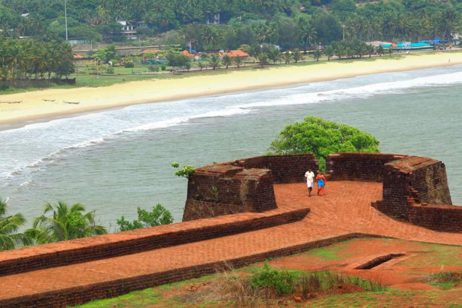 বেকাল: কেরলের অতুলনীয় নিরিবিলি এক পাহাড়ি শহর বেকাল। পাহাড়ে ঘেরা শহরের মধ্যে কী নেই! প্রাচীন দুর্গ, শান্ত জলাশয়, নির্মল সমুদ্র সৈকত। দিন দুয়েক এখানে থেকে একে একে ঘুরে দেখুন বেকাল ফোর্ট, চন্দ্রগিরি ফোর্ট, পায়স্বিনী জলাশয়। আর এখানে নিত্যানন্দ আশ্রম গুহা তো এক দারুণ রোমাঞ্চকর দ্রষ্টব্যস্থান! একসঙ্গে ৪৫টা গুহার সমাহার। 