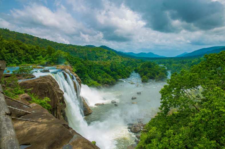 অথিরাপল্লী: কেরলের এই অচেনা রোম্যান্টিক পাহাড়ি জায়গার সৌন্দর্য বর্ষায় যেন আরও কয়েকগুণ বেড়ে যায়! অথিরাপল্লী জলপ্রপাত একবার দেখলে সারা জীবনেও ভোলার নয়। ৮০ ফুট উঁচু থেকে আছড়ে পড়া জলধারা শুধু নয়, এর এক সঙ্গে অসংখ্য উঁচু সমান্তরাল জলধারা অথিরাপল্লী জলপ্রপাতকে ভয়ঙ্কর সুন্দর রূপ দিয়েছে। আর বর্ষায় তো আরওই সৌন্দর্যময়! 