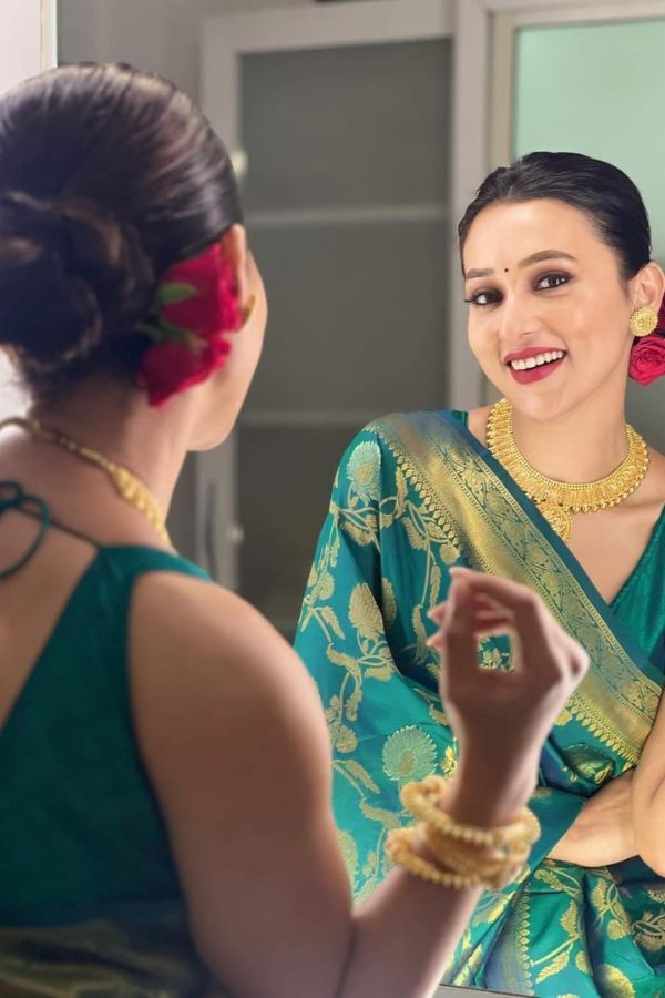 প্রথমেই বলতে হয় মিমি চক্রবর্তীর কথা তিনি অভিনয়ে যতটা সাবলীল ঠিক ততটাই সাজপোশাকের ক্ষেত্রেও। দুর্গাপুজোর কয়েকটা দিন তাঁকে দেখা যায় অন্য আমেজে, এই বছরও তার ব্যতিক্রম নয়। রোজই কম বেশি ছবি দিয়েছেন সমাজ মাধ্যমের পাতায়, তবে সব থেকে নজর কেড়েছে তাঁর নবমীর সবুজ সাজ। জরি কাজ করা ভারী পাড়ের শাড়ির সঙ্গে একই রঙের মানানসই সিল্ভলেস ব্লাউজ। আরও চটক এনেছে তাঁর খোঁপায় দুটি টকটকে লালা গোলাপ। সব মিলিয়ে তিনি মোহময়ী। 