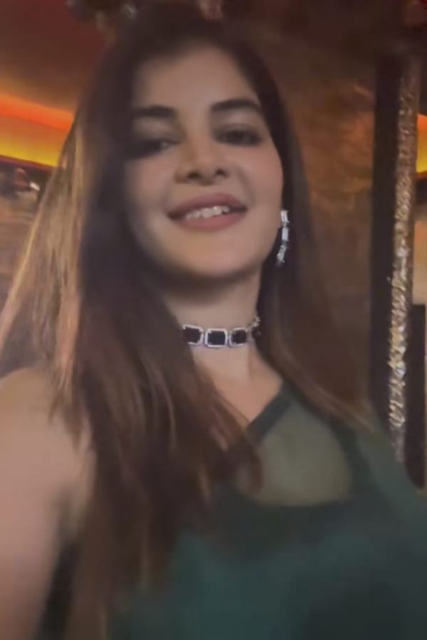 মধুমিতা সরকার। বাংলার বুকে তাঁর অনুরাগীদের সংখ্যা গুনে শেষ করা যায় না। পুজোয় যে রোজকার সাজ খুব সমাজ মাধ্যমে পোষ্ট করে এক বন্ধুর সঙ্গে তাঁর ঠাকুর দেখতে যাওয়ার ভিডিয়ো নজর কেড়েছে সবার। তন্বী নায়িকা গা লেপটে থাকা স্বচ্ছ পান্না সবুজ জর্জেট সিফনের শাড়ি ও ব্লাউজ পরেছিলেন, সঙ্গত দিয়েছিল সরু পান্নার নেকলেস। তাতেই সবাই মাতোয়ারা। 