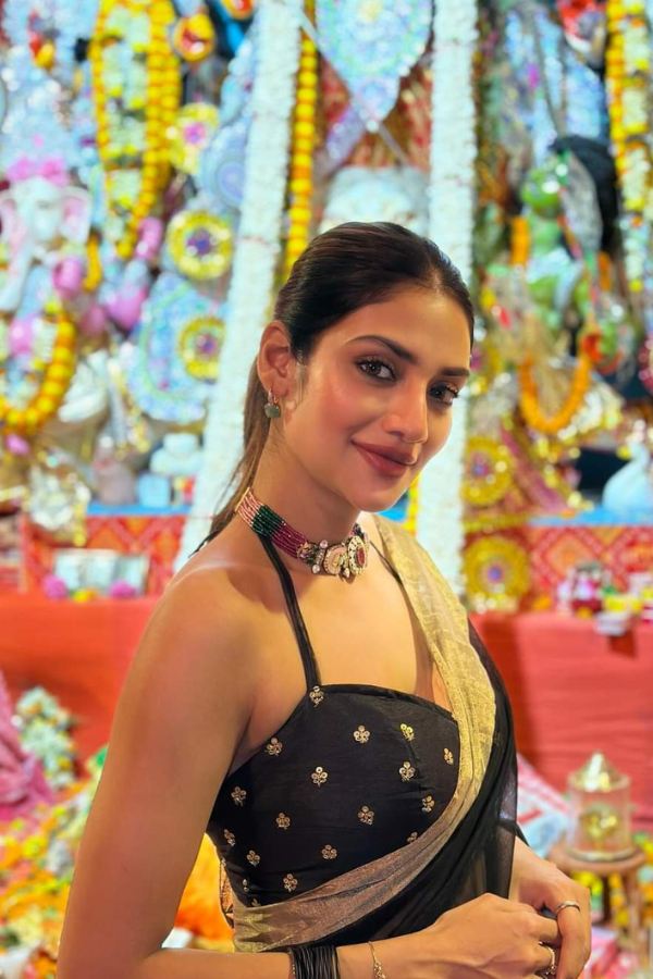 নুসরত জাহান। তাঁর ব্যক্তিগত জীবন নিয়ে চর্চার কোনও শেষ নেই। তাতে অবশ্য কোনও দিনই দমে যাননি তিনি। তিনি অভিনেত্রী, সাংসদ ও সাজ পটীয়সী। তাঁর অন্যান্য দিনের সাজ ঝলমলে হলেও নবমীর সাজ সব থেকে আকর্ষণীয় ও মোহময়ী ছিল। সরু স্ট্র্যাপের হল্টারনেক ব্লাউজে ছিল সোনালি বুটির কাজ। তার সঙ্গে জরি পাড় মিশমিশে কালো শাড়ি ও ভারী নেকলেস, উষ্ণতার পারদ আকাশ চুম্বী যেন! 