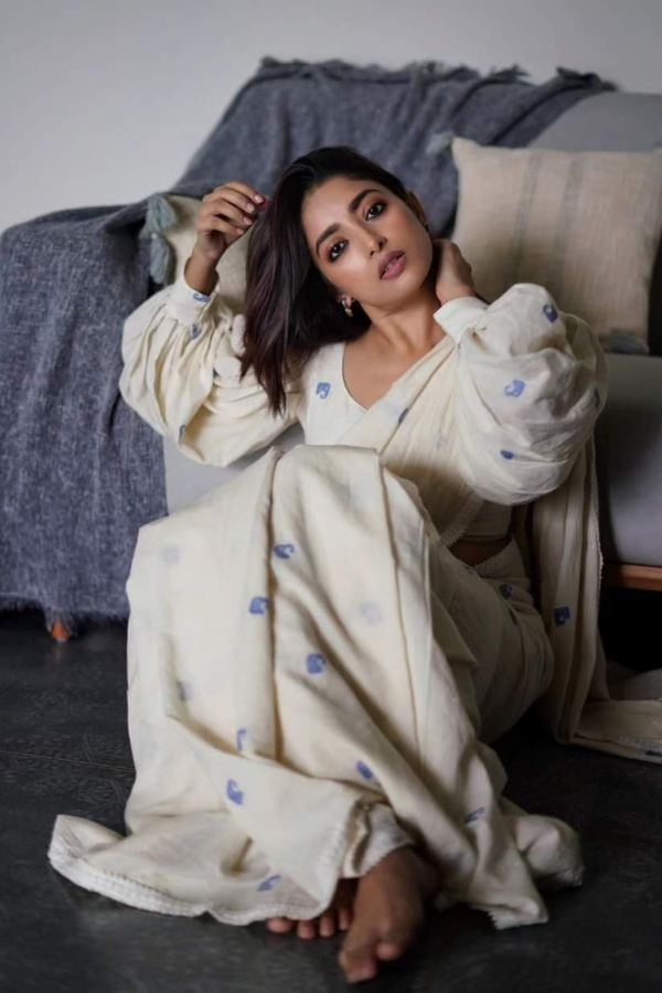 পুজোর শুরুতেই সমাজ মাধ্যমে ঝড় তুলে দিয়ে তিনি আবার উধাও! ঈশা সাহা, পুজোর শুরুতেই সম্পূর্ণ সাদা সাজে ছবি দিয়েছিলেন সমাজ মাধ্যমের পাতায়। সাদা পাফ হাতা পুরো হাতা ব্লাউজ ও সাদা সুতির শাড়ি, তাতেই অনুরাগীদের হৃদস্পন্দন একদম চরমে! 