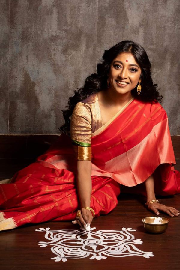 পাওলি দাম। তিনি আজও আলোচনার কেন্দ্রে। আবেদনের চূড়ায়। তবে সপ্তমীর দিনের তাঁর সাজ নিতান্তই ঘরোয়া, বাড়ির গিন্নি যেন! সোনালি থ্রি কোয়ার্টার হাতা ব্লাউজের সঙ্গে টকটকে লাল শাড়ি, তিনি নজর কাড়া সুন্দরী।