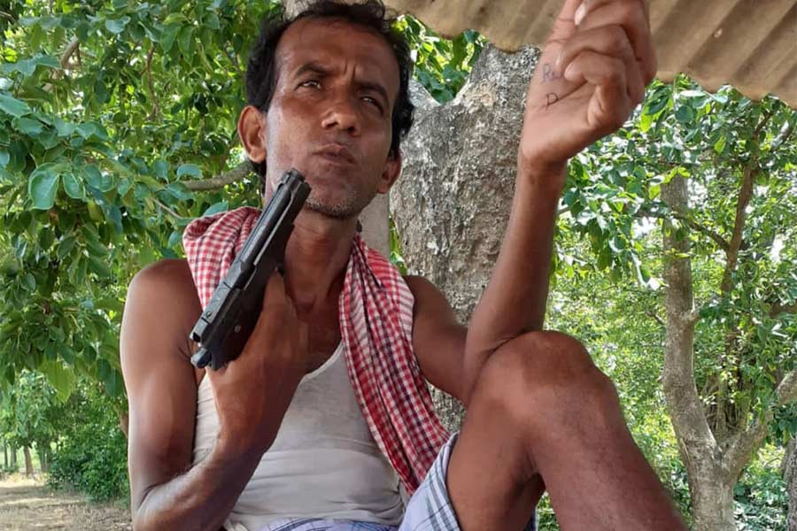A image of TMC leader with gun gone viral in Bardhaman dgtld
