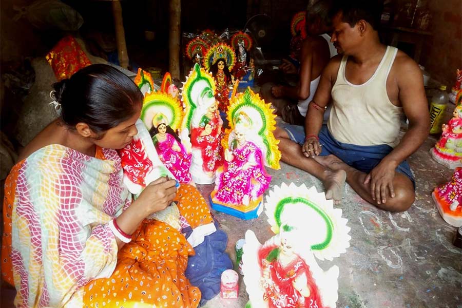 শেষ মুহূর্তের ব্যস্ততা পালপাড়ায়।