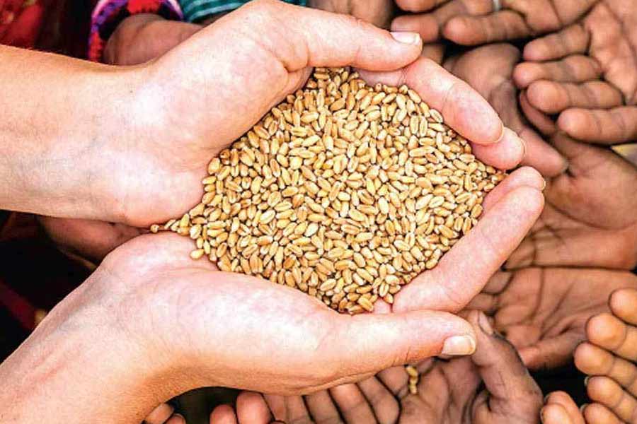 কী ভাবে চলত দুর্নীতি? ইডির নথিতে বলা হয়েছে, মিল মালিকেরা সরকারি অর্থ মিলিয়ে নিতেন কড়ায়-গণ্ডায়। কিন্তু তার বিনিময়ে সরবরাহকৃত রেশনের হিসাব মিলত না।