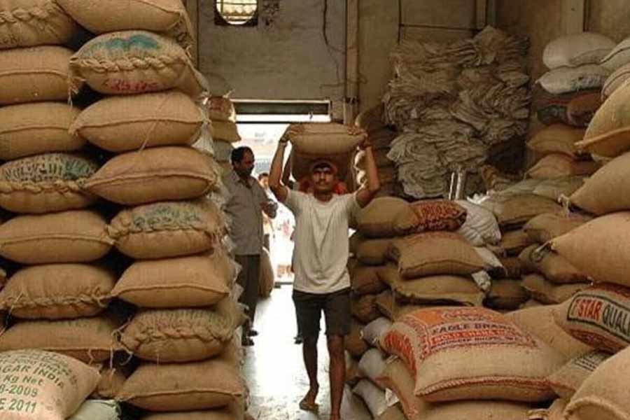 চাল এবং আটাকলের মালিকদের জিজ্ঞাসাবাদ করেই ইডি জানতে পারে যে, কমিয়ে নেওয়া আটার পরিমাণ কখনও কখনও ৪০০ গ্রামও হত। অর্থাৎ ১ কেজি আটার মূল্যে সরকারি সরবরাহকারীরা হাতে পেতেন ৬০০ গ্রাম আটা। 