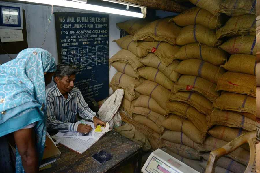 তবে এই গরমিলের কথা জানত দু’পক্ষই। পুরোটাই চলত মিলমালিক এবং সরকারি সরবরাহকারীদের বোঝাপড়ায়। সঠিক দামে কম আটা বুঝে নেওয়ার ভাল দাম পেতেন রেশনের সরকারি সরবরাহকারীরা।
