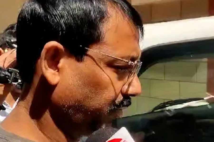 ইডি জানতে পারে, ওই চাল এবং আটাকল সংস্থার ডিরেক্টর বাকিবুরই। এর পরে ওই সংস্থার ম্যানেজারের সঙ্গে কথা বলে দুর্নীতির রকমফের জানতে পারে ইডি। কিন্তু এই একই তথ্য বাকিবুরের কাছ থেকে যাচাই করতে গিয়ে ইডি কর্তারা দেখেন, সরকারি রেশন সরানো নিয়ে সম্পূর্ণ ভিন্ন তথ্য দিচ্ছেন বাকিবুর। 