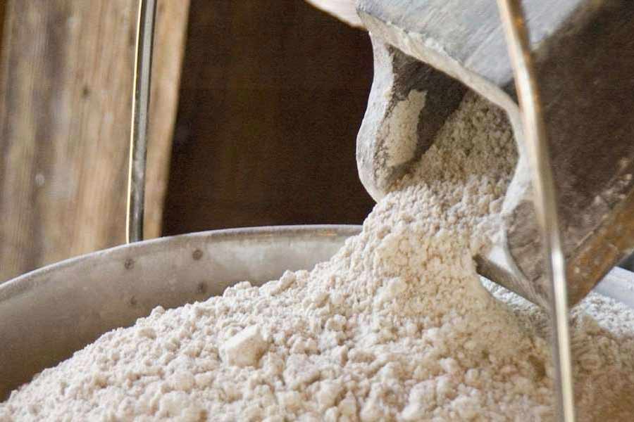 রেশনের কয়েকশো কেজি আটা থেকে এ ভাবে আটা সরিয়ে, তা বাজারজাত করে যে অর্থ আসত, সেই ‘লাভের’ টাকা ৮০:২০ অনুপাতে ভাগ হত সরবরাহকারী এবং মিল মালিকদের মধ্যে।