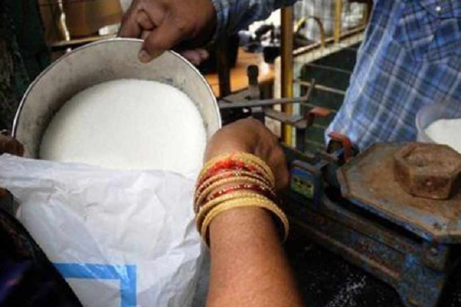 ইডি সূত্রে খবর, তাদের তল্লাশি অভিযানে যে সমস্ত তথ্য হাতে এসেছে, তাতে দেখা যাচ্ছে, কোটি কোটি টাকা পাঠানো হয়েছে সরকারি রেশন সরবরাহকারীদের অ্যাকাউন্টে। ফলে মিলের ম্যানেজার এবং মিল মালিকের সঙ্গে বাকিবুরের বক্তব্য না মেলায় ধন্দে পড়েছে ইডি।