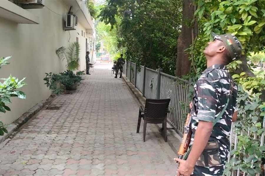 রেশন বণ্টন দুর্নীতি মামলায় এর আগে বাকিবুরের কলকাতার কৈখালির ফ্ল্যাটে তল্লাশি অভিযান শুরু করেছিল ইডি। বাকিবুরের পাশাপাশি তাঁর শ্যালক অভিষেক বিশ্বাসের চিনার পার্কের বাড়িতে গিয়েও তল্লাশি চালানো হয়। ইডি সূত্রে জানা যায়, তল্লাশির পাশাপাশি জিজ্ঞাসাবাদও করা হয় অভিষেককে।