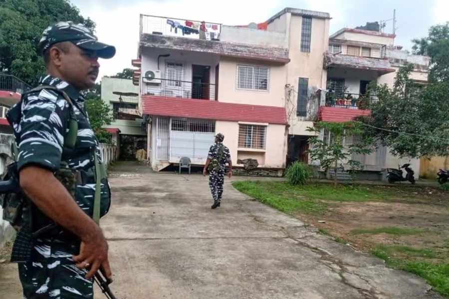 এই মামলার তদন্তে নেমে তারও আগে ইডি গিয়েছিল নদিয়ার বিভিন্ন রেশন দোকান এবং দোকানের মালিকের বাড়িতে। একই দিনে সল্টলেক এবং নিউ টাউনের অনেকগুলি জায়গাতেও তল্লাশি অভিযান চালায় ইডি।