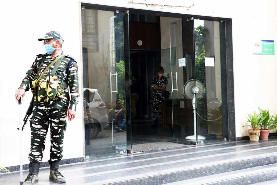 বৃহস্পতিবার সকাল সাড়ে ৬টা। দ্বাদশীর সকালে রাজ্যের বনমন্ত্রী জ্যোতিপ্রিয় মল্লিকের বাড়িতে হানা দেয় ইডি। সল্টলেকের বিসি ব্লকে পাশাপাশি দু’টি বাড়ি (বিসি ২৪৪ এবং বিসি ২৪৫) আছে মন্ত্রীর। সেই দুই বাড়িতেই একযোগে তল্লাশি চালায় ইডি।