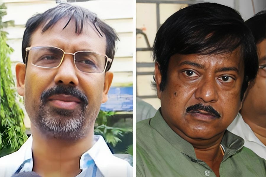 রেশন ‘দুর্নীতি’ মামলায় গ্রেফতার হয়েছেন বাকিবুর রহমান। ইডি সূত্রে খবর, বাকিবুরের গ্রেফতারির পরেই নাম উঠে এসেছে প্রাক্তন খাদ্যমন্ত্রী জ্যোতিপ্রিয়ের। আর সেই সূত্র ধরেই এই তল্লাশি অভিযান।