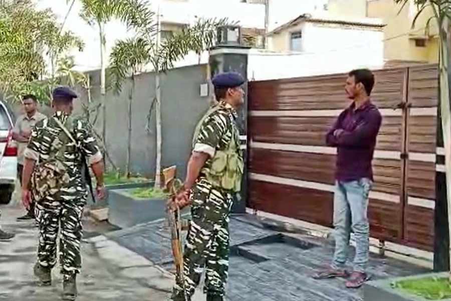 জ্যোতিপ্রিয়ের বাড়ির পাশাপাশি ওই সময়েই মন্ত্রীর আপ্তসহায়ক অমিত দে-র নাগেরবাজারের দু’টি ফ্ল্যাটেও পৌঁছে যায় ইডি। একটি ফ্ল্যাট রয়েছে ভগবতী পার্ক এলাকায় এবং দ্বিতীয় ফ্ল্যাটটি রয়েছে স্বামী বিবেকানন্দ রোডে। 