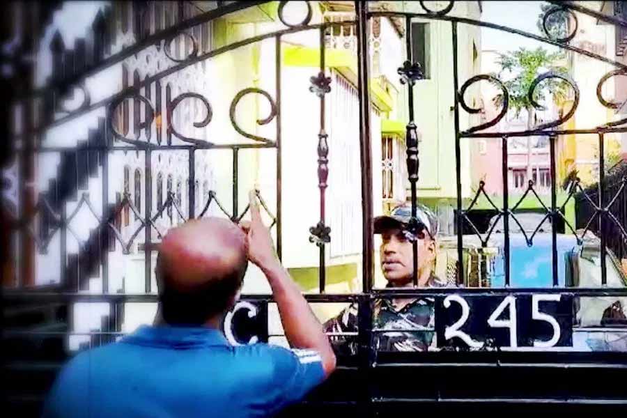 সূত্রের খবর, দু’টি ফ্ল্যাটেই পালা করে থাকেন অমিত। তবে দু’টি ফ্ল্যাটই তালাবন্ধ অবস্থায় ছিল। অমিতকে বাড়িতে না পেয়ে তাঁর সন্ধান শুরু করেন ইডির আধিকারিকেরা। বিকেলে অবশ্য সপরিবারে বাড়ি ফিরে আসেন অমিত। তাঁর সঙ্গে ছিলেন তাঁর প্রবীণা মা, স্ত্রী, এবং সন্তান।