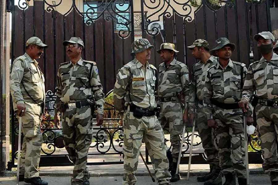 বেলা গড়ালে দেখা যায়, ইডির একটি দল পৌঁছেছে বেলেঘাটায় মন্ত্রীর আপ্তসহায়ক অমিতের বন্ধু রনির বাড়িতেও। তবে এখানেই থেমে থাকেনি কেন্দ্রীয় তদন্তকারী সংস্থার তল্লাশি অভিযান।