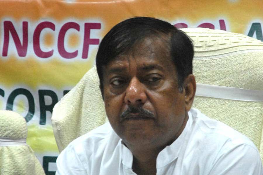 বৃহস্পতিবার বেলার দিকে বেনিয়াটোলায় জ্যোতিপ্রিয়ের পৈতৃক বাড়িতেও পৌঁছে যান ইডির আধিকারিকেরা। বেনিয়াটোলা লেনের এই বাড়িতে অবশ্য মন্ত্রী এখন থাকেন না। তাঁর আত্মীয়েরা থাকেন। ইডির আধিকারিকদের দল সেই বাড়িতে ঢুকে তল্লাশি চালাতে শুরু করে।