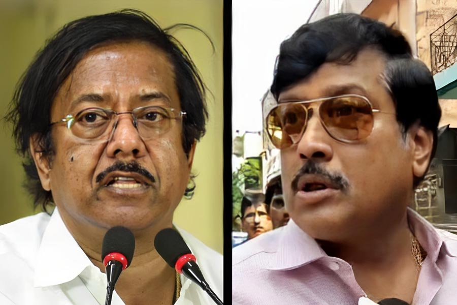 এর মধ্যেই কেন্দ্রীয় তদন্তকারী সংস্থার আধিকারিকরা যখন জ্যোতিপ্রিয়ের বাড়িতে তল্লাশি চালাচ্ছিলেন, তখন ‘বিজয়া করতে’ বেলা ১টা নাগাদ সেখানে পৌঁছে যান বিধাননগর পুরসভার চেয়ারম্যান সব্যসাচী দত্ত, ৪০ নম্বর ওয়ার্ডের কাউন্সিলর তুলসী সিংহ রায় এবং ৩৪ নম্বর ওয়ার্ডের জনপ্রতিনিধি রঞ্জন পোদ্দার।